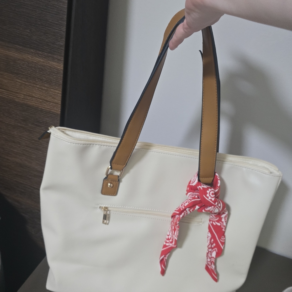Elegant Cream Handbag with Brown Accent - Picture 3 of 10
